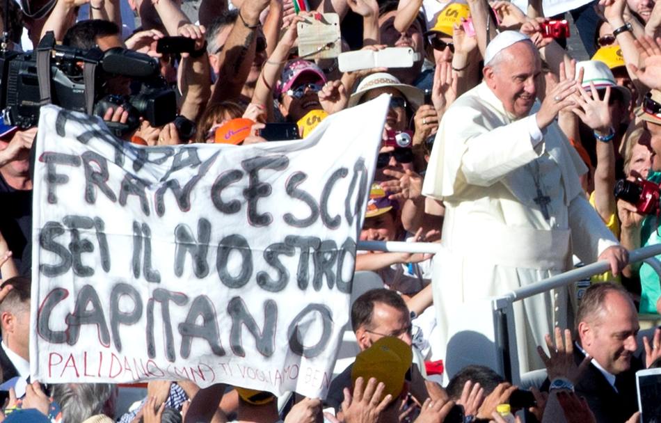 Papa Francesco ha festeggiato con i ragazzi del Centro Sprotivo Italiano in Vaticano. Ansa